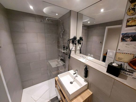 Holiday Inn - the niu Kettle Stuttgart / Bathroom of Standard Room