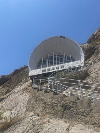 "museum"