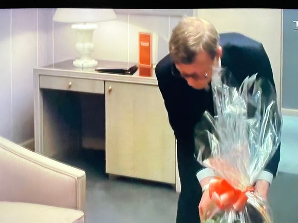 Welcome gift.
Harrison Ford says: Oh, it’s a fine room. And fruits, that’s nice!