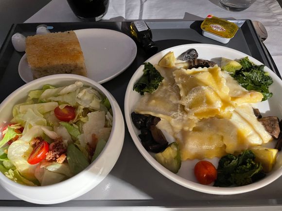 On the return, no menu were available.
Appetizers were mozzarella/tomate and plate of cheese (brie and manchego).
Main courses consisted in beef, chicken or pasta.
Dessert: tiramisu or ice-cream :/.

 Breakfast was once again smoked salmon bagel or pancakes.