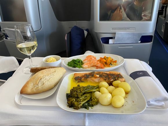 UA 960 FRA-EWR 12 JULY 2021

OK it’s not United because they canceled the EWR flight today, this is the delightful effort from Lufthansa flight  (LH400 to JFK) that they rebooked us on. Note the starter, glass and bread. Not pictured are the Fresh fruit and boxed mini ice cream sundae. Take note United, take note. 