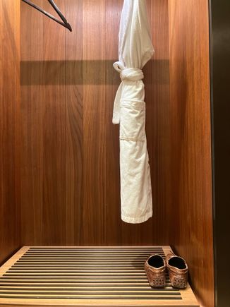 Luggage and coat storage at the entrance of room 6