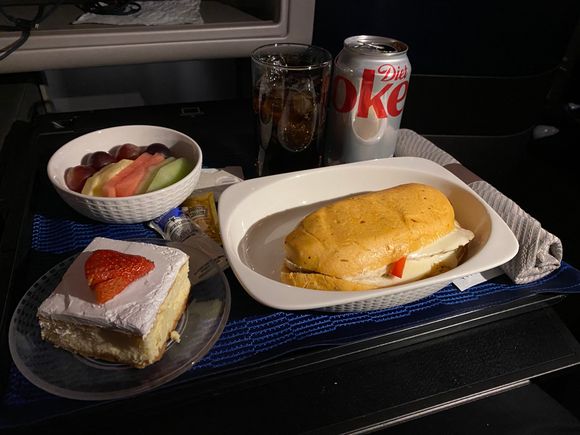 UA 200 GUM-HNL pre arrival meal warm Grilled chicken sandwich with fruits and strawberry cheesecake 