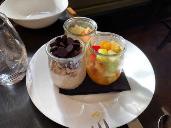 Fruit, oats with chocolate and other accoutrements. There was also fruit juice available, and yoghurt.