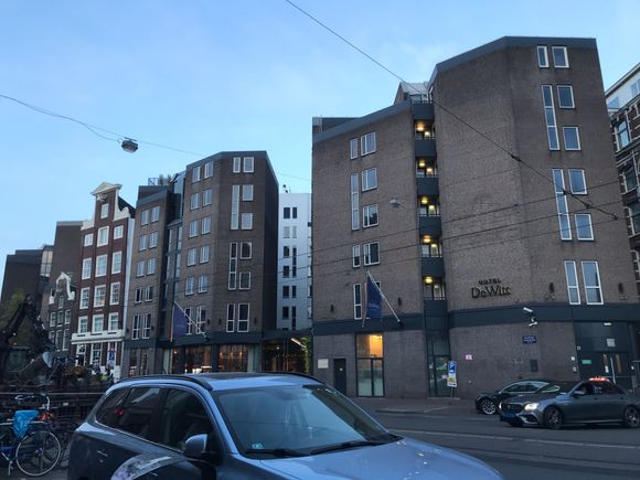And this is the complete view of the Kimpton hotel complex viewd from Nieuwezijdse voorburgwal street.
Before i show you the penthouse, let me point you to its location,
See the 2nd traditional house on the left, the penthouse terrace is to its upperright