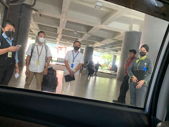 Arrivals team (bali fast track and wakatobi), from plane door to car door in 8 minutes