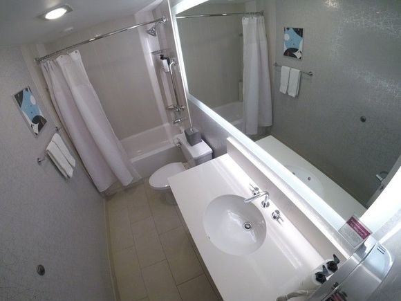 Bathroiom Corner Room / Crowne Plaza Seattle Downtown