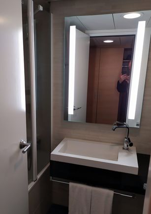 Decent bathroom, similar to Holiday Inn Express, with the usual Crabtree & Evelyn accessories 
