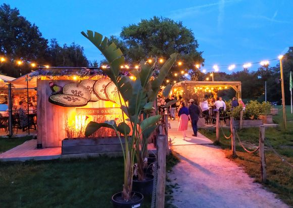 This café bar is in the park, after the far end of the lake 