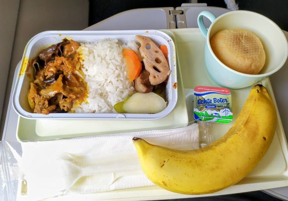Meal service on Vietnam Airlines between Singapore and Ho Chi Minh City 