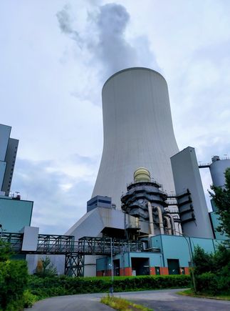 The Walsumer Hof fish restaurant is located, unbelievably, between this power station and the Rhine river in Walsum, Duisburg 