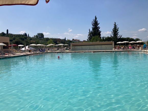 Large mineral water swimming pool, also with jacuzzi jets
