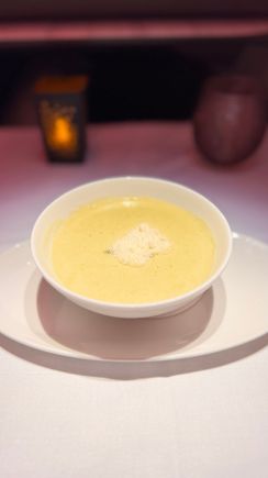 Artichoke cream soup with asparagus stalks: Delicious!