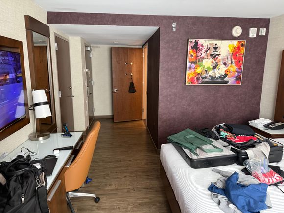 I forgot to take a photo in room without my luggage.