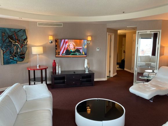 This is looking back at the end of the passage way, we are now in the living room, to the left Lisabel's art looks remarkable like Grace Jones and yes i'm just glued to the court room channel with judge Matthis
