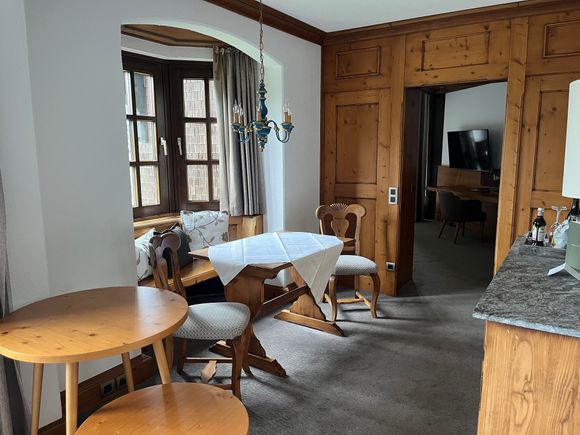 One-Bedroom Suite: Dining area