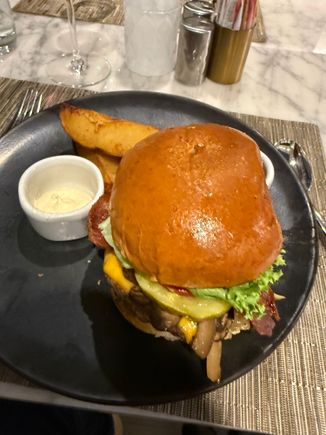 Very good medium rare burger 