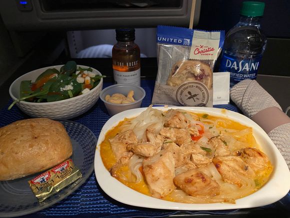 UA348 OGG-ORD. Chicken Pad Thai served with mixed nuts, spinach/feta salad with a mandarin orange and french dressing, roll with butter, and a white chocolate cranberry cookie. Knob Creek Old Fashioned (pictured) also available on this route.