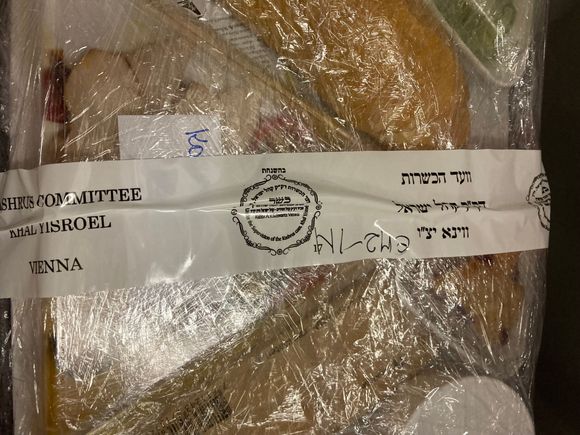 Sealed cold kosher meal tray : with herscher by Rabbi A. Schwarz - catering by restaurant Alef Alef Vienna