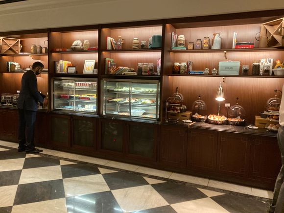 Left (hot items) and right (bagel toastière) of the central display 