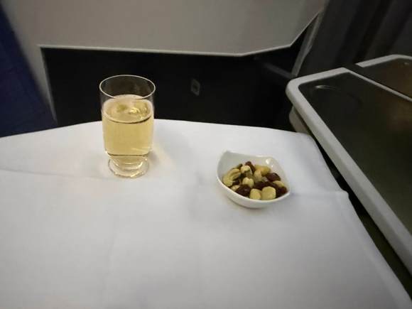 Aperitive: champagne and nuts