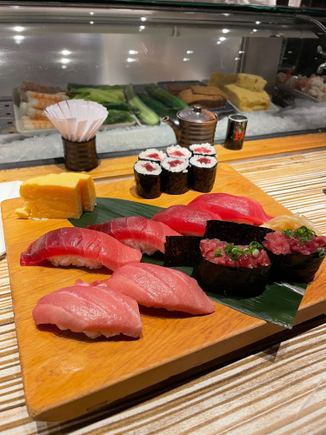 Tuna sushi sampler