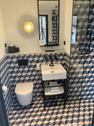 A standard size bathroom : counter space is a bit limited 