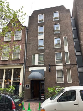 This is the Ren's new entrance at Spuistraat, i couldn't enter the lobby because they were doing some wiring in the hall, it is not a most welcoming entré.....