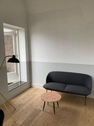 It also features the sofa: unfortunately one can only watch TV from the bed and not from the sofa , otherwise it would be perfect if one wants to rest and the other wants to watch TV