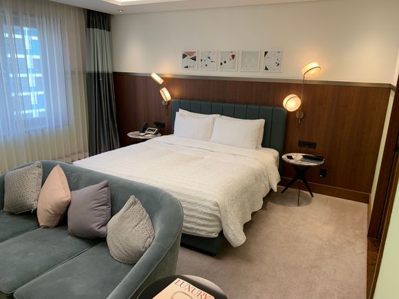 The other half the room was a King Size bed. Right next to the bed was an USB Plug as well as universal power plus (I'm still not 100% sure why some hotels haven't upgraded to these yet)