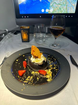 Warm chocolate cake with honey, vanilla bean cream, fresh strawberries and chopped pistachio - 10/10 even the crew agreed it smelled divine. Big fan of these new warm desserts.
