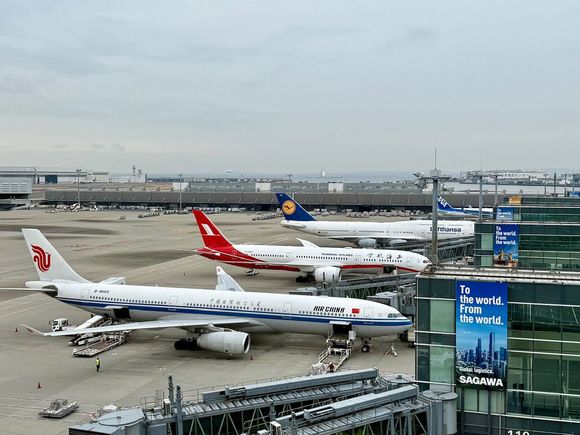 From the landslide observation deck at Haneda.
Nice to see the 747!