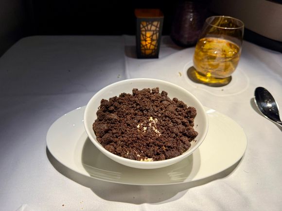 While being quite delicious, this tiramisu def gave elementary school “dirt pie” vibes (minus the gummy worms ofc). I do prefer the hot desserts and I think having this as the main dessert option vs a hot dish is a sign of cost cutting