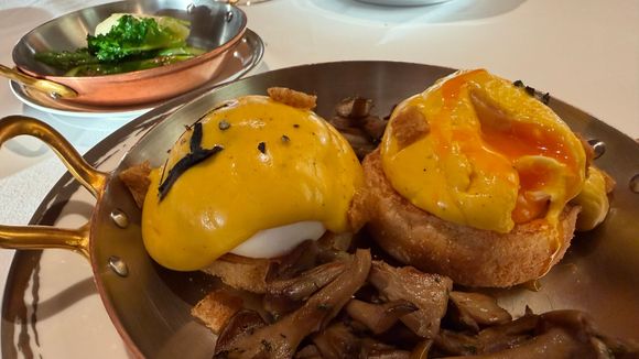 You can select inly one main.  This is their signature poached eye.