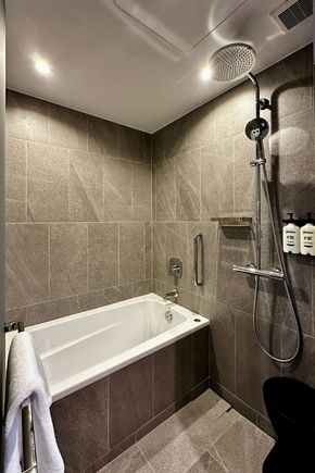 Premium Scramble Cross View Room (Bathroom)