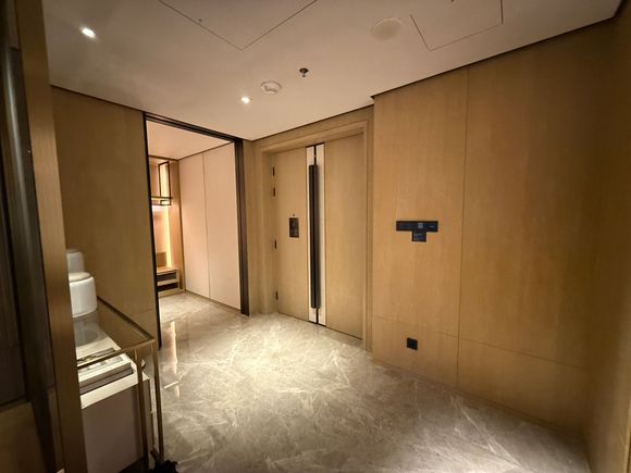 Room interior foyer, double door. 