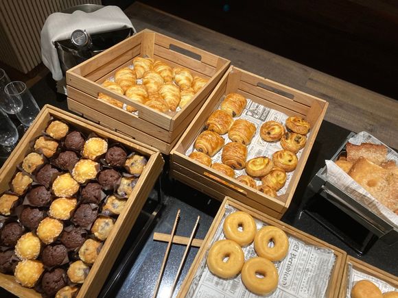 About 10 minutes before closing, the attendant will make rounds to announce the last chance for any last servings & orders 