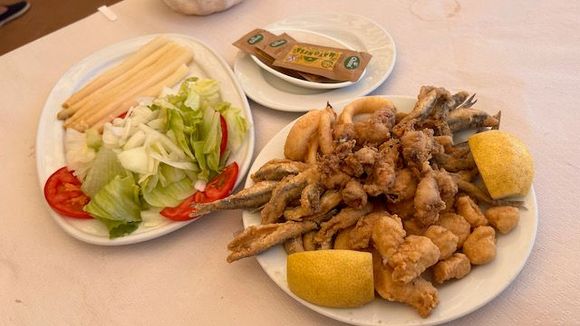 Asparagus salad and mixed fried seafood
