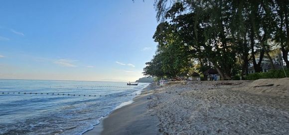 View along the beach in the morning (towards the resort, and the Shangri-la)