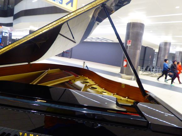 Through the piano at which airport? CPH-Flyer, get this and you notice everything!!