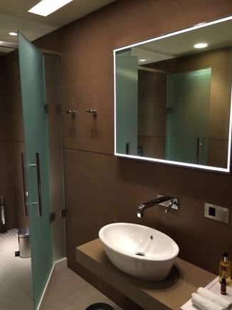 Qatar J Lounge Shower 2