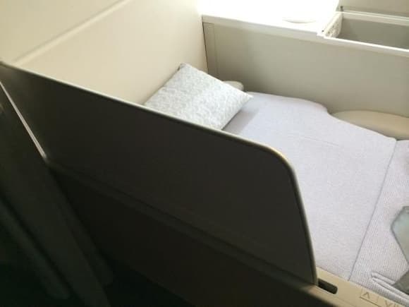 La Première Suite - Physical divider (useful for middle seats)