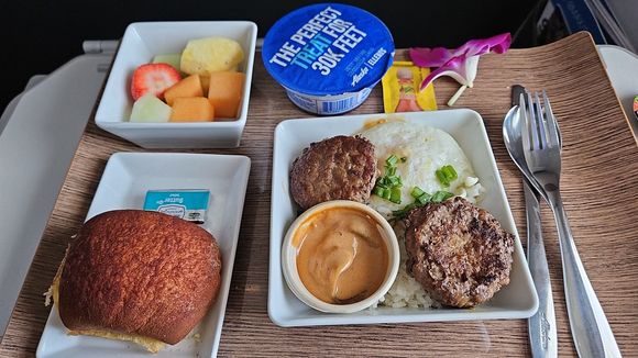 Ended up getting the Loco Moco. Warm cookie was served and a snack basket pass. No Salt & Straw dessert because it was a morning flight.