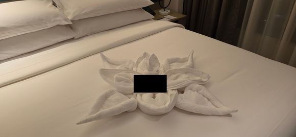 Welcome towels on the bed - resort styl
