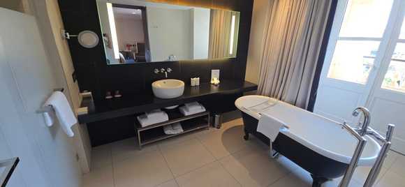 Premium room bathroom