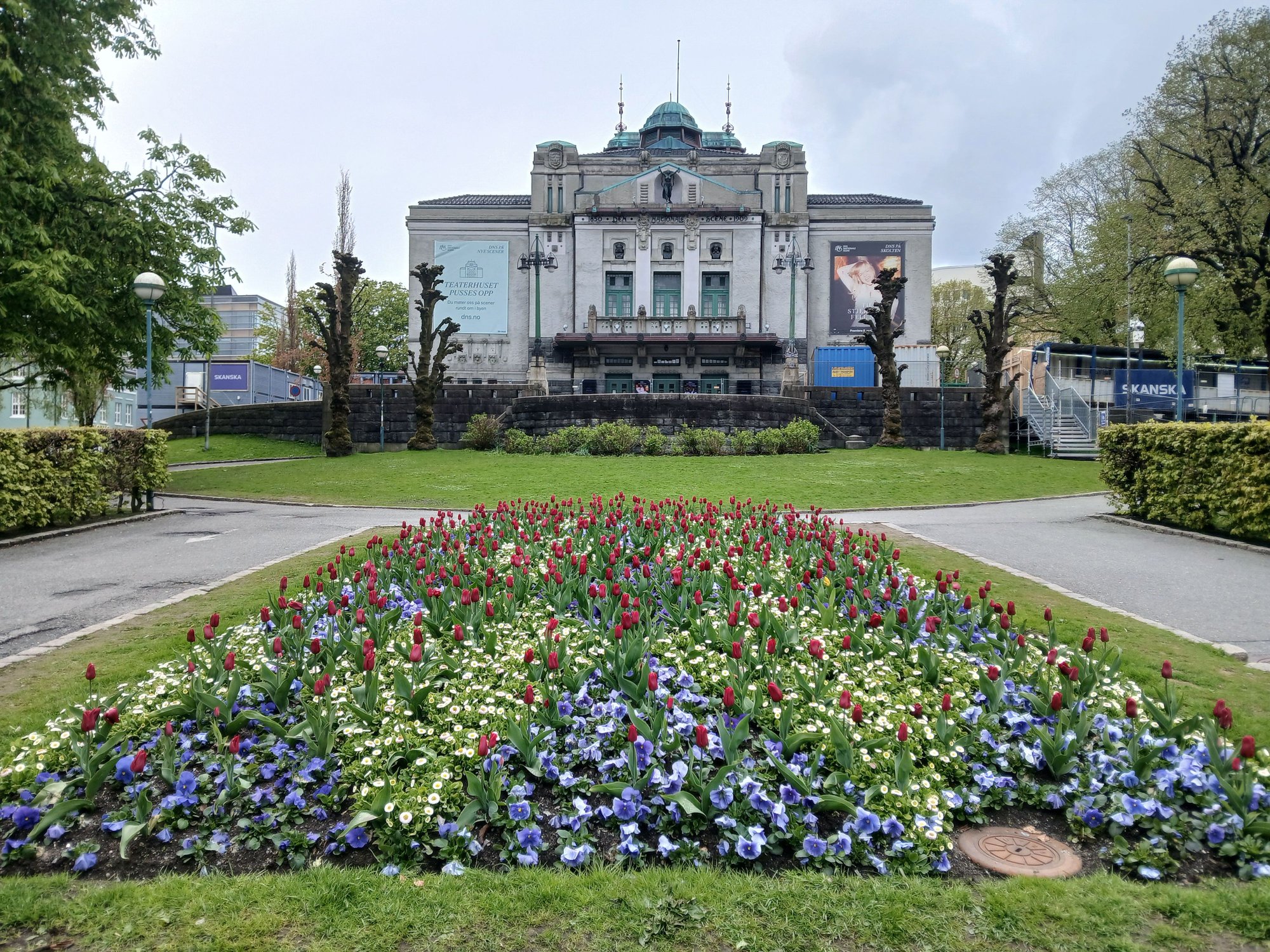 Ole Bulls Square, named after the Norwegian virtuoso violinist and composer, Ole Bornemann Bull. The Nayional Theater in the backdrop of gardens.