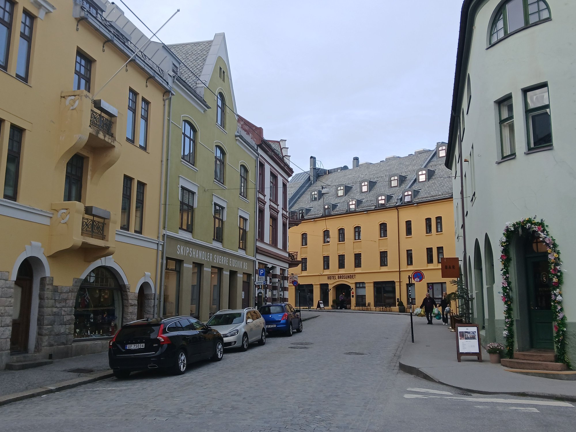 Along the Apotekergata street to the iconic Hotel Brosundet