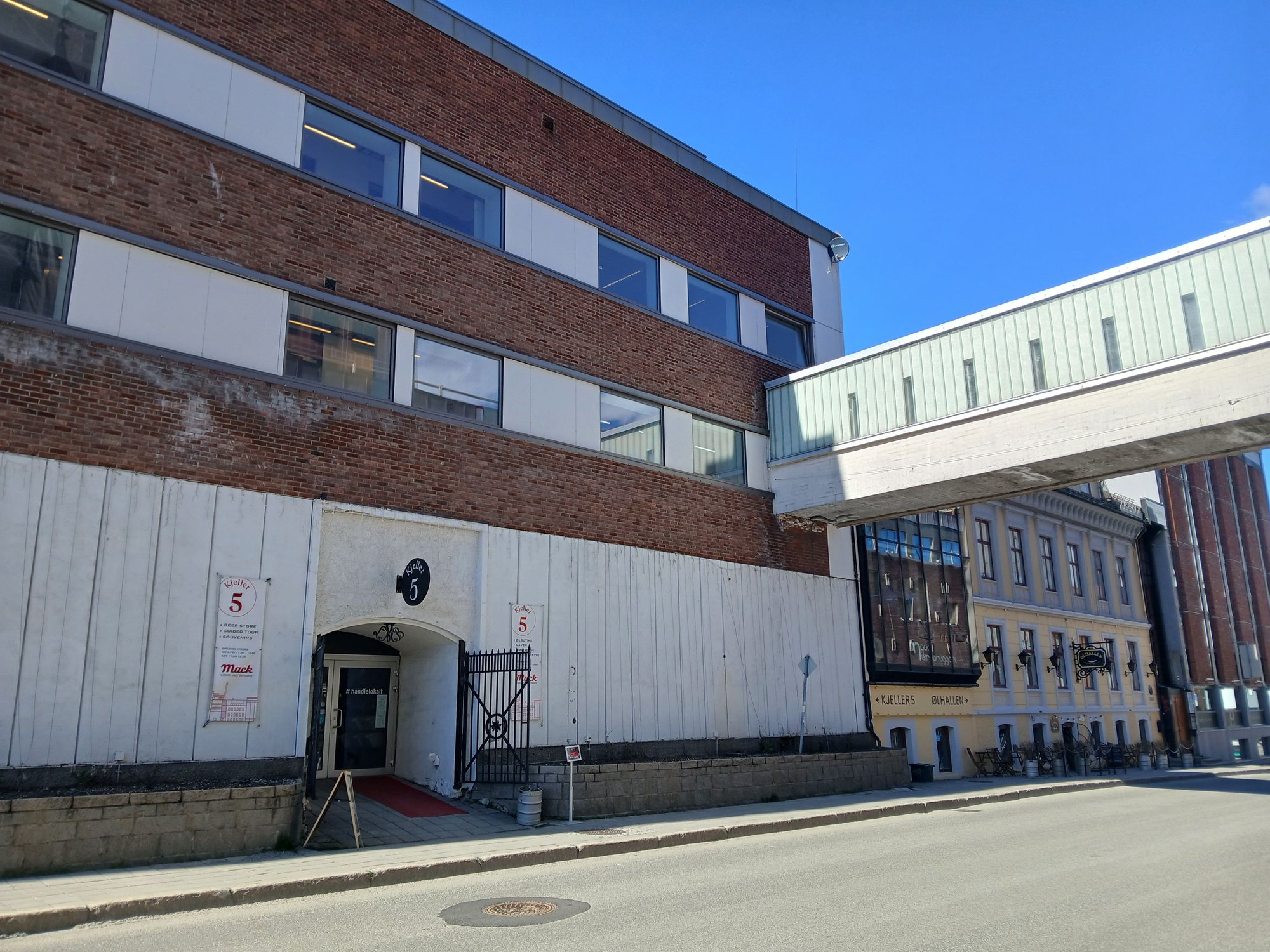 Passing by Mack, the worlds northernmost brewery (founded in 1877) located near our apartment, and on the way to the cathedral