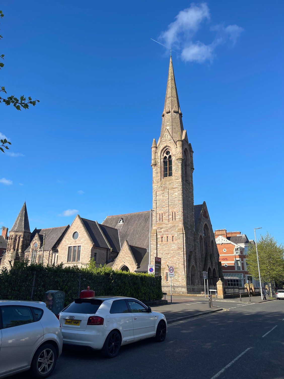 Strolling to the Queen’s University Belfast on University St