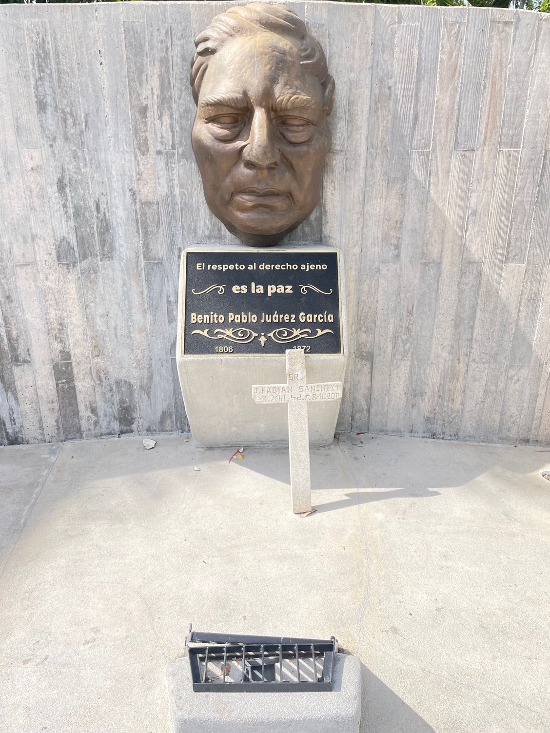 Ok, not a mural, but what self respecting town doesn't have some tribute to Benito Juarez, former president of Mexico.